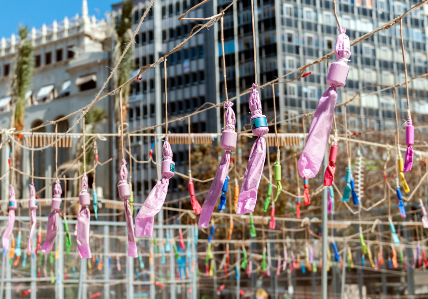 plaza del  Ayuntamiento y falleras desfilando